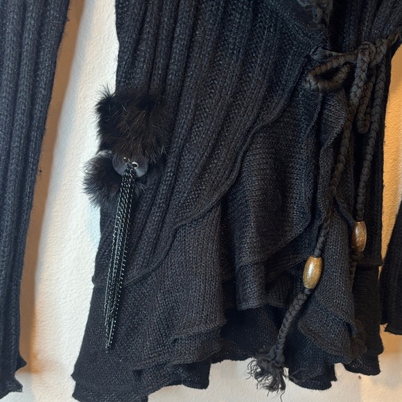 Elegant Black Knit Cardigan with Fur Trim - Picture 2 of 10